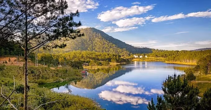  Fidèle à son nom Tuyên Lâm (Tuyên signifie Ruisseau et Lâm signifie Forêts), le paysage ici est spectaculaire avec des hautes montagnes, des forêts profondes et de romantiques ruisseaux entrelacés. Photo: VNA 