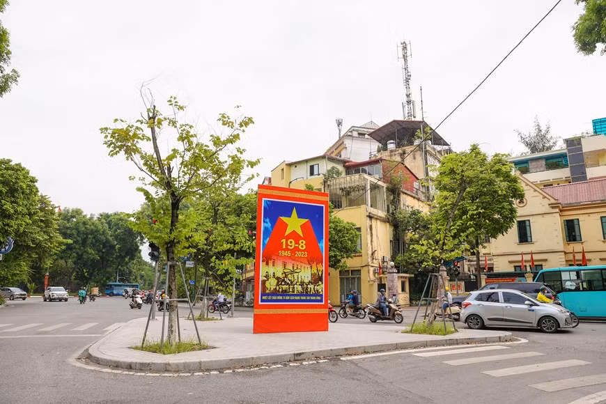  Un grand panneau dans la rue Dien Bien Phu. Photo: VNA 