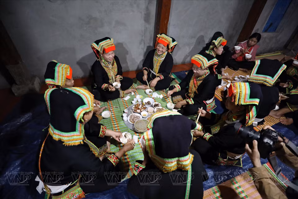  L’ethnie Dao Lô Gang est l’un des rares groupes ethniques à porter sa tenue traditionnelle dans la vie quotidienne, et en particulier pendant les festivals, les mariages ou la cérémonie de remise du certificat de reconnaissance du rite "câp sac" (cérémonie initiatique de passage à l’âge adulte chez les Dao). 