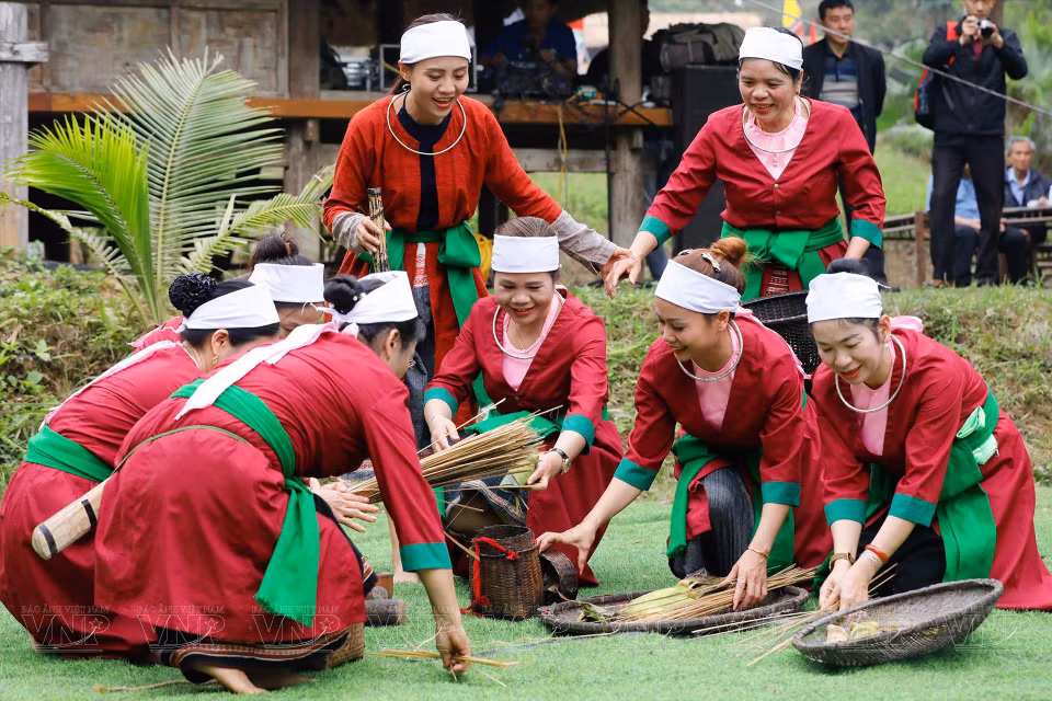  En chantant "Châm do ho", les Thô dansent également selon les paroles. Photo : Vietnam illustré 