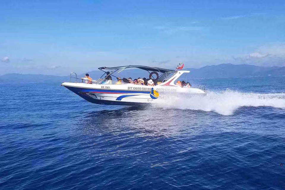  Il faut utiliser une vedette rapide pour se rendre à Cu Lao Xanh. Photo : VNA 