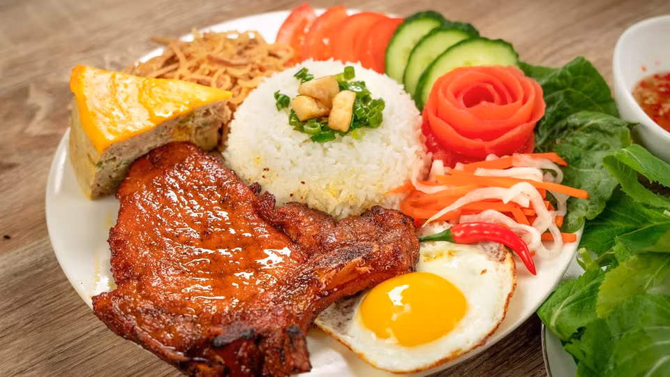 Le Cơm tấm s’est classé 15e sur les 100 meilleurs plats de rue au monde, 78e sur les 100 meilleurs plats au monde et 93e sur les 100 plats de riz les plus populaires au monde. Photo : VNA 