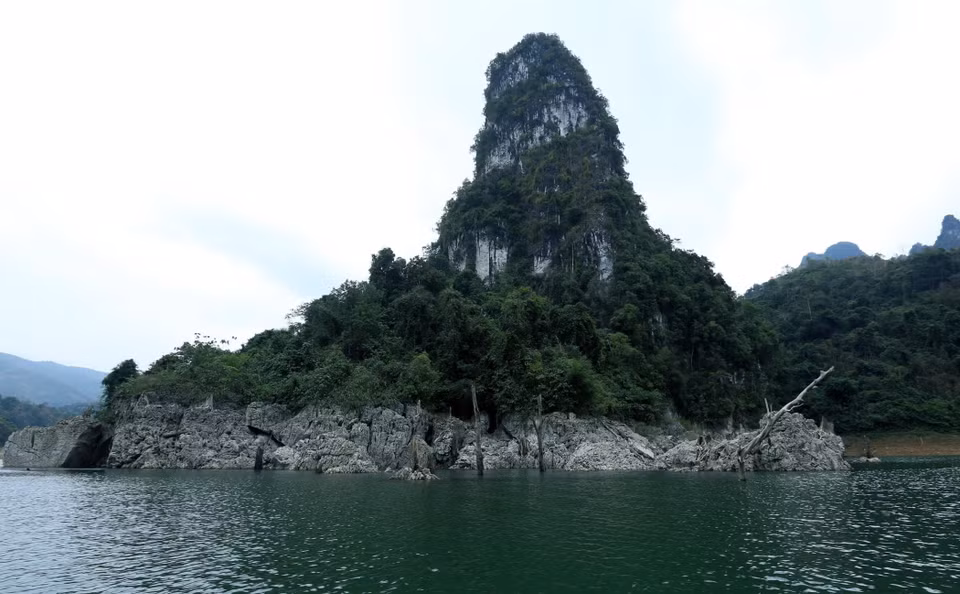  Des pitons calcaires se dressent au milieu de l'immense lac et sont recouvertes d'une riche végétation. Photo : VNA 