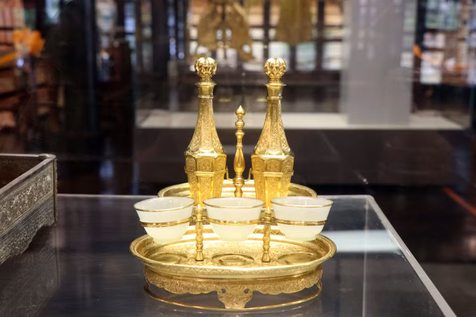  Un ensemble de tasses et de plateaux en jade et or. Photo : VNA 