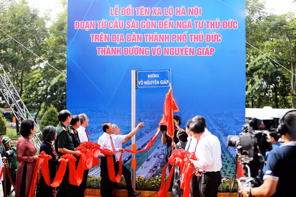  Cérémonie marquant l'événement pour faire d'une partie de l'autoroute de Hanoï la route Vo Nguyen Giap. Photo : VNA 