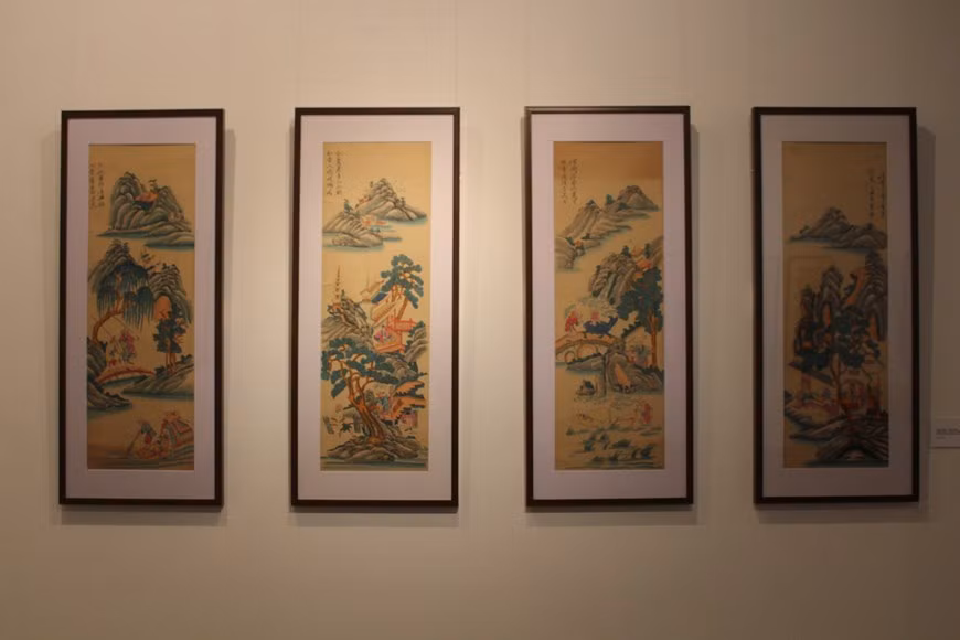 Dans le passé, les estampes de Dông Hô étaient vendues pour la fête du Têt. Les habitants les achetaient pour les coller sur le mur. Depuis la fin du 19e siècle à 1944, c’était l’apogée des estampes populaires de Dông Hô. Pendant les années de guerre, plusieurs gravures du village de Dông Hô ont été détruites. Dès la fin de la guerre, les villageois ont cherché à faire revivre leur métier traditionnel. De 1970 à 1985, des estampes ont été exportées dans certains pays. Actuellement, aux côtés des peintures traditionnelles, les villageois ont cherché à développer de nouveaux styles tout en gardant leur identité. Photo: Vietnamplus