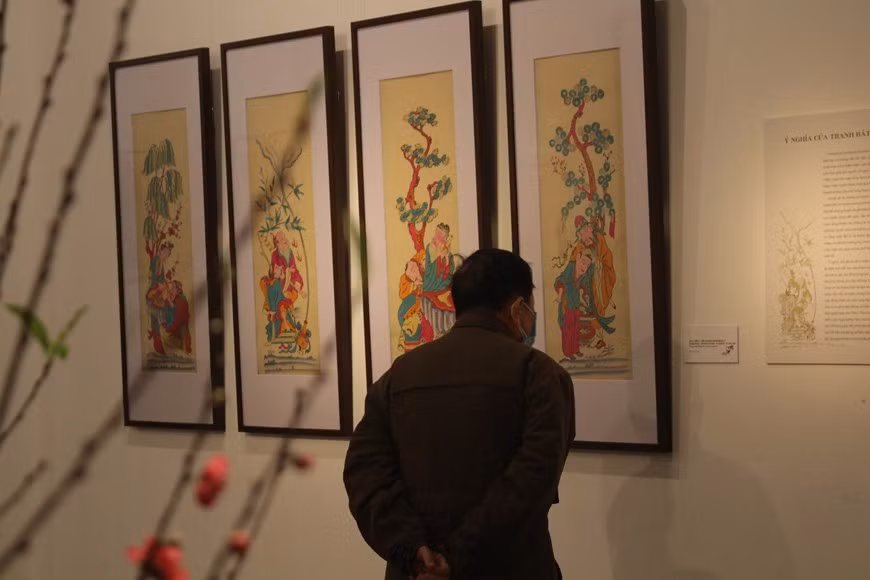 Hàng Trông est une rue du vieux quartier de Hanoi. Dans le passé, à l’occasion du Nouvel An lunaire, les artisans proposaient dans cette rue des estampes populaires que les habitants de la capitale utilisaient pour décorer leur maison durant cette période festive. Au début, c'est-à-dire il y a à peu près 400 ans, les estampes de Hàng Trông étaient exclusivement destinées au culte ou à la décoration. Vers le début du 20ème siècle, elles se sont diversifiées en s’accaparant de nouveaux thèmes liés à la vie quotidienne ou aux contes populaires. À leur apogée, les estampes de Hàng Trông étaient indispensables aux Hanoïens, notamment à l’occasion du Nouvel An lunaire (Têt). Photo: Vietnamplus
