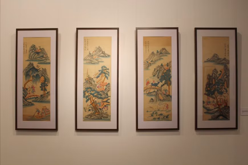 Les estampes populaires de Dông Hô sont un autre genre de gravure sur bois peinte, aux côtés de celles de Hàng Trông. Elles sont originaires du village de Dông Hô dans la province de Bac Ninh (Nord). Toutes les étapes de la production des estampes sont réalisées entièrement à la main, fruit de la dextérité, de la patience et du sens esthétique des artisans. Les estampes de Dông Hô reflètent la vie spirituelle et matérielle des habitants vivant dans le delta du fleuve Rouge. Elles traduisent les rêves pluriséculaires des travailleurs d’une famille en harmonie et d’une société fondée sur l’égalité et le bonheur. En ce sens, les estampes de Dông Hô ont largement contribué à la préservation des valeurs culturelles traditionnelles du pays. Photo: Vietnamplus