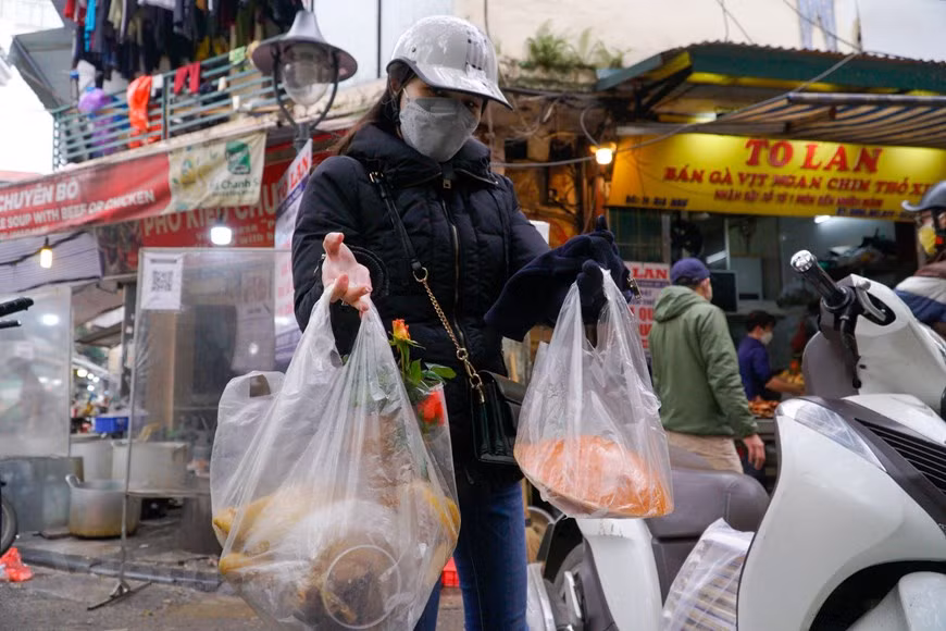 Deux ou trois plats ont coûté plus d’un million de dongs. Les aliments du marché sont assez chers mais délicieux, a déclaré Mai Anh, domiciliée dans l’arrondissement de Long Bien, à Hanoï. De nos jours, entre rythme de la vie trépidante et modernisation, la préparation du plateau s’est grandement simplifiée. Dans les grandes villes, les gens peuvent notamment faire appel à des traiteurs spécialisés dans la confection, mais aussi la décoration, de plats de culte typiques. De nombreux cordons bleus et autres chercheurs pensent qu’avec le temps, bien que certains plats puissent être quelque peu modifiés, fondamentalement la cuisine du Têt en général et le plateau du Têt en particulier, gardent leur "âme" et préservent les mêmes valeurs culturelles traditionnelles de génération en génération. Photo: Vietnamplus