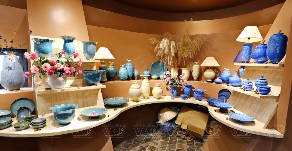 Les 2ème et 3ème étages - la zone centrale du musée - est le lieu d’exposition de poteries d'art, dont des types d’émaux anciens et modernes, avec les changements de couleurs, de formes et de motifs décoratifs....Photo: VNA