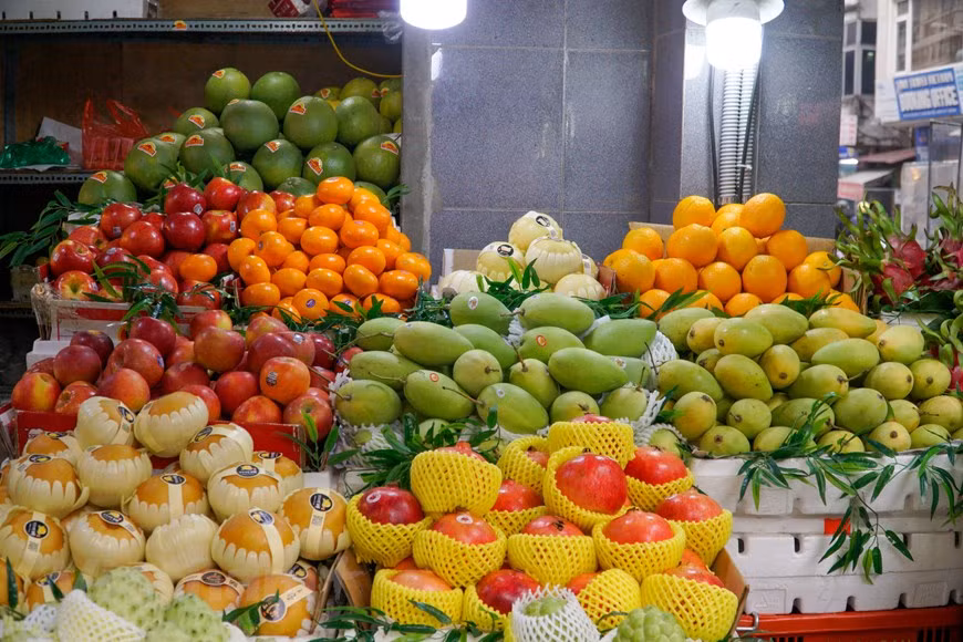 Outre des magasins de plats prêts à manger, des magasins de fruits sont aussi bondés. Les prix des fruits aujourd’hui ont légèrement augmenté par rapport à ceux à des jours ordinaires. Le pomme cannelle de Taïwan coûte 350.000 dongs le kilogramme ; le poire de République de Corée, 150.000 dongs le kilogramme ; le pomme importé, 160.000 dongs le kilogramme ; la banane, 50.000-100.000 dongs ; la peigne, le mangue, 40.000-50.000 dongs le kilogramme…. Lors des jours du Têt traditionnel, sur l’autel des ancêtres de chaque famille, en dehors de nombreuses pâtisseries, il ne saurait manquer un plateau aux cinq fruits, ou « mâm ngu qua » en vietnamien, pour exprimer les souhaits du maître de la maison. Photo: Vietnamplus