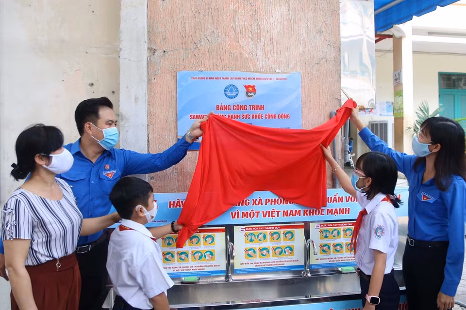 Des responsables de l'Union de la jeunesse communiste Hô Chi Minh dans la mégapole du Sud lors de l'inauguration de lavabos à l'école primaire Linh Dông à Hô Chi Minh-Ville en 2020. Photo : VNA