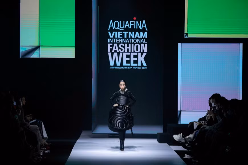 Le styliste utilise différents matériaux pour créer des tons noirs, avec des technologies d’impression 3D. Photo : VietnamPlus