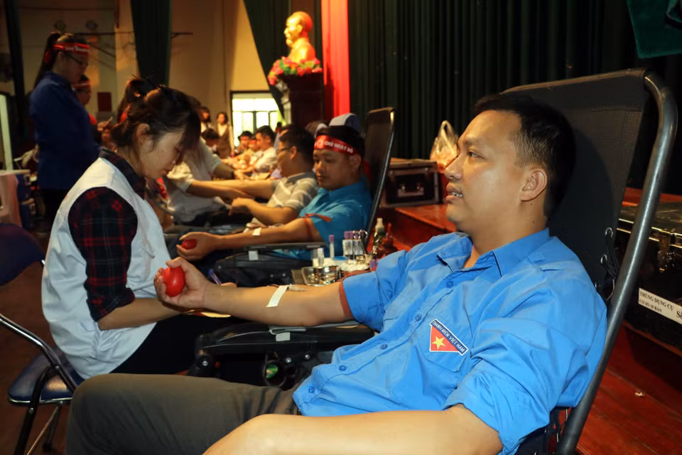 Des jeunes de la province de Nam Dinh participent à un programme de don de sang volontaire, en réponse au programme «Dimanche rouge» en 2020. Photo : VNA