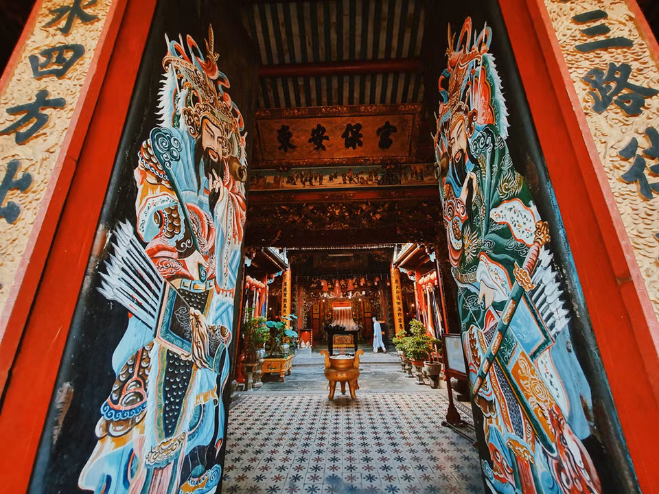 La pagode Ong Quach est l’une des œuvres architecturales typiques de la région. Construite entre 1924 et 1927, la pagode est aujourd'hui une destination touristique célèbre de Sa Dec.