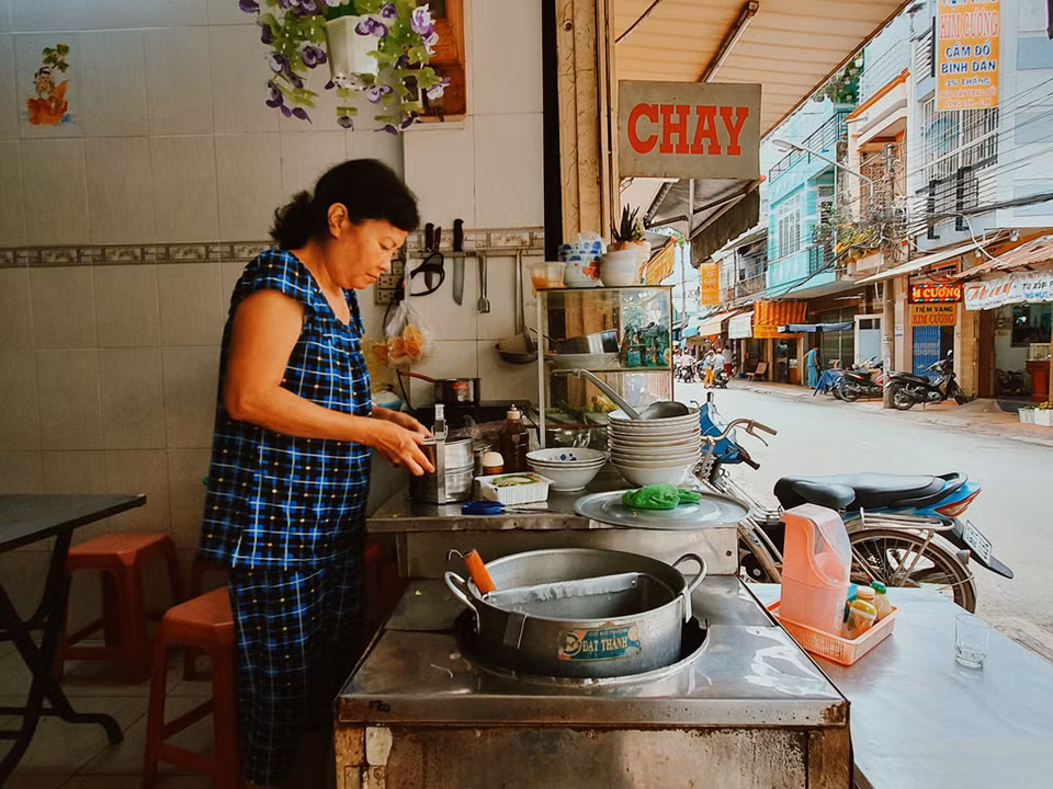 S’ils préfèrent la vie trépidante, les visiteurs peuvent visiter le marché Sa Dec, déguster des plats locaux tels que hủ tiếu (nouilles), bánh xèo (crêpe vietnamienne), fruits...