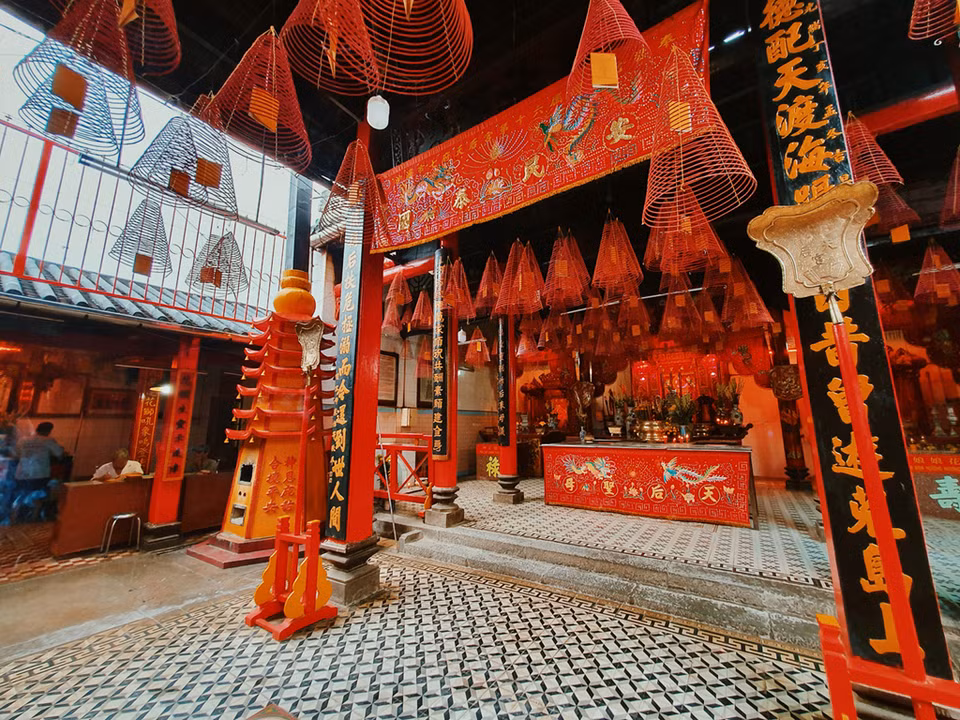 La pagode Ba est également une destination touristique spirituelle que les touristes devraient visiter. Avec son architecture unique construite par des Chinois nés dans le Fujian au XIXe siècle, la pagode attire des visiteurs qui prient pour le bonheur.