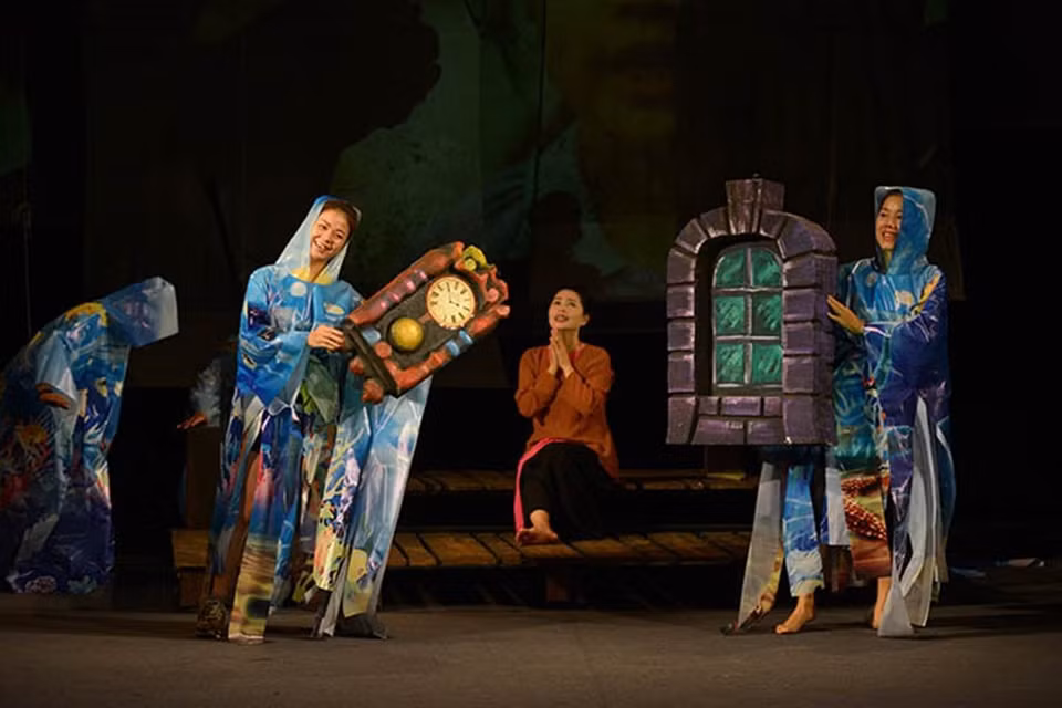 Cette pièce ​a été montée par le metteur en scène allemand Dominik Gunther, avec la coopération de l'Institut Goethe de Hanoi, le Théâtre de la jeunesse de Hanoi et le Théâtre de Dresde.