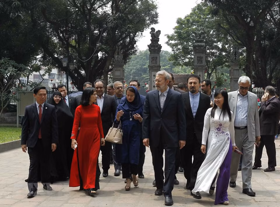 Le président de l'Assemblée consultative islamique d'Iran Ali Ardeshir Larijani visite le Temple de la Littérature (Van Mieu-Quoc Tu Giam), vestige national spécial. 