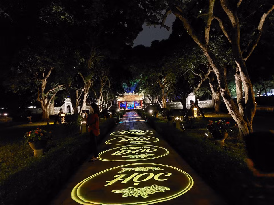 Un espace du Temple de la Littérature de Hanoï illuminé la nuit. Photo: VNA