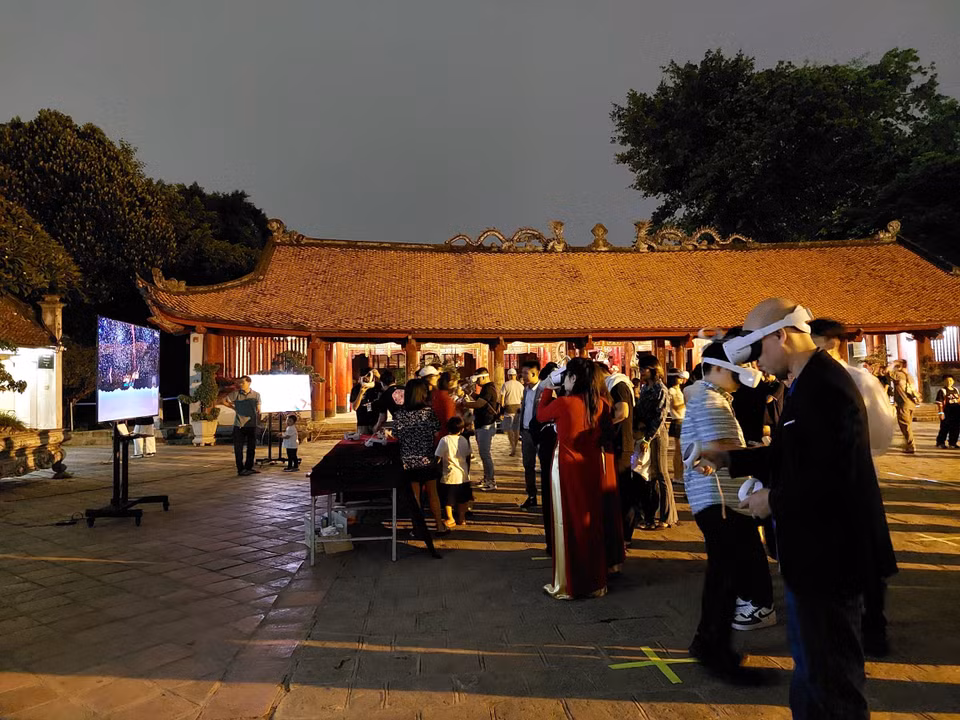 Expérience en réalité virtuelle lors de la visite nocturne du Temple de la Littérature de Hanoï. Photo : VNA