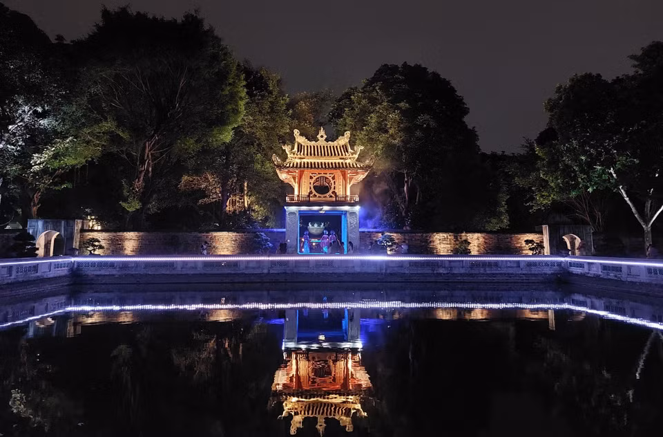 Le puit Thien Quang, l'un des points d'orgue du circuit nocturne au Temple de la Littérature de Hanoï. Photo : VNA