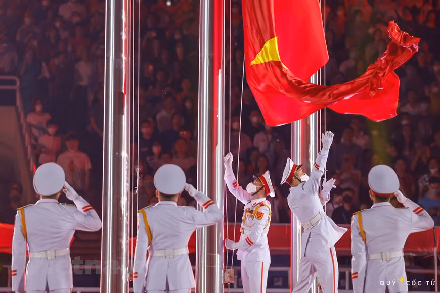 L'hymne national et la cérémonie de lever du drapeau national du Vietnam et de ceux de l'Asie du Sud-Est et SEA Games 31, ainsi qu'un spectacle sous trois thèmes différents, que sont "Le Vietnam amical", "Une Asie du Sud-Est forte" et "Une Asie du Sud-Est brillante", ont eu lieu dans le cadre de la cérémonie d'ouverture. Des images imprégnées de l'identité culturelle vietnamienne comme le bambou, le lotus, l'ao dai (tunique traditionnelle) ou le chapeau conique, sont apparues dans ce programme, qui a vu la participation de plus de 1.000 artistes et athlètes. Les technologies de projection d'images graphiques (Mapping), de réalité augmentée (Augmented Reality - AR) et de réalité étendue (Extended Reality - EX) ont été utilisées au service de scènes éblouissantes. Photo : VNPlus