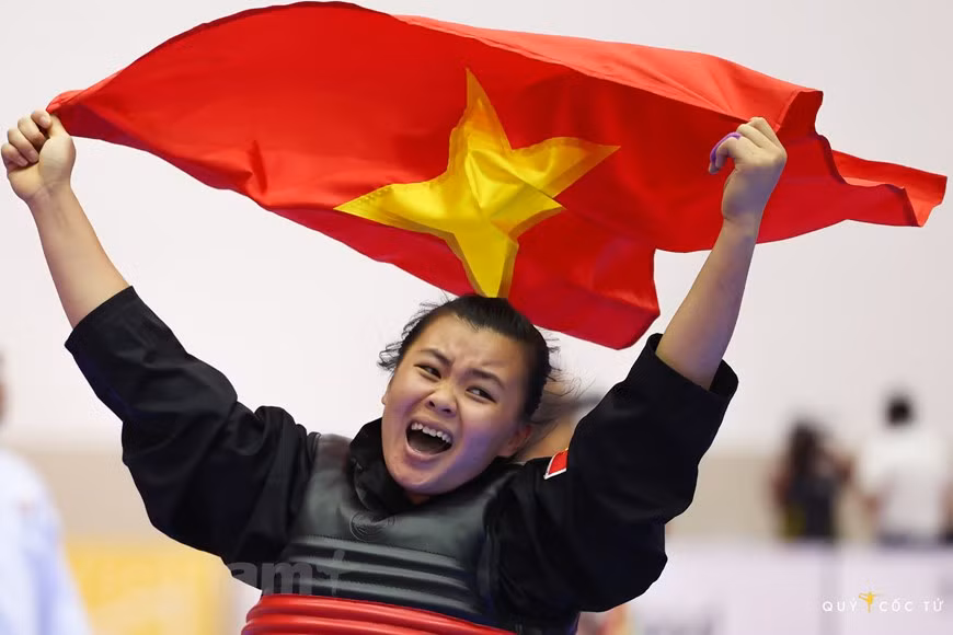 Au cours de cet événement sportif régional, le comité organisateur a remis 1.759 médailles dont 525 d’or, 522 d’argent et 712 de bronze. 30 records régionaux ont été établis, dont 17 par les sportifs vietnamiens. La délégation vietnamienne a décroché 205 médailles d’or, occupant la première place du classement par nations, dépassant le record obtenu par l’Indonésie lors des SEA Games de 1997 à Jakarta (194 médailles d’or), ce qui constitue un record pour les SEA Games. La Thaïlande est classée deuxième et l'Indonésie troisième. Ils sont suivis par les Philippines, Singapour, la Malaisie, le Myanmar, le Cambodge, le Laos, le Brunei et le Timor Leste, respectivement. Photo : VNPlus