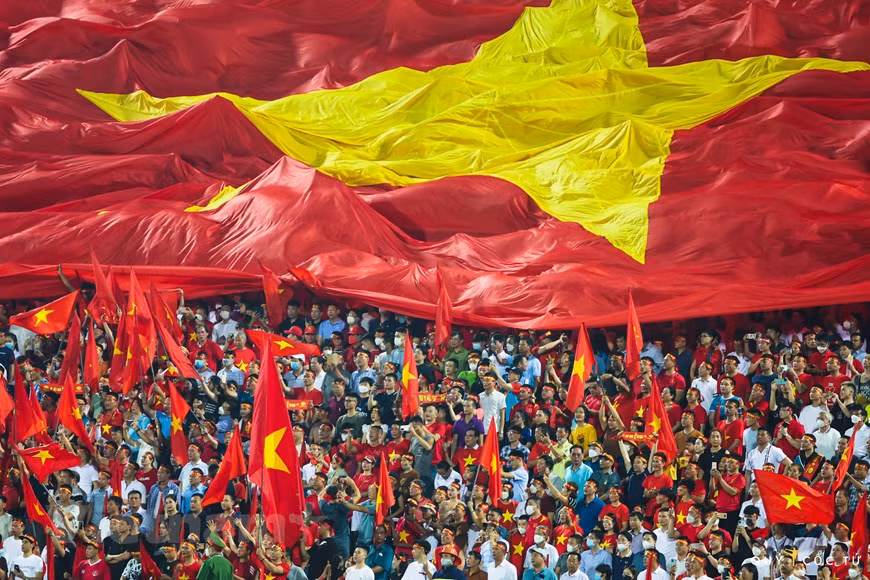 Le drapeau national est présent sur le stade de Viêt Tri, province de Phu Tho au Nord lors du match de demi-finale entre les équipes du Vietnam et de Malaisie des moins de 23 ans (U23) aux SEA Games 31. L’équipe vietnamienne a battu celle de la Malaisie sur le score 1- 0. L’Assemblée nationale du Vietnam a déclaré l’interdiction de toute entrave à la divulgation et à l’usage du drapeau national. Les organisations et les particuliers qui exercent leurs droits de propriété intellectuelle relatifs au drapeau national ne doivent pas empêcher, ni entraver la vulgarisation et l’utilisation du drapeau national. VNPlus