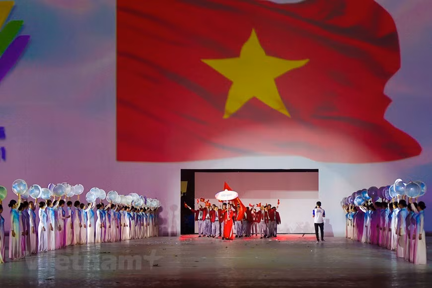 Le drapeau national était présent à la cérémonie d’ouverture des SEA Games 31. Elle s’est déroulée dans la soirée du 12 mai au stade de My Dinh, à Hanoi. L'événement a été honoré par la présence du président Nguyên Xuân Phuc, du président de l’Assemblée nationale, Vuong Dinh Huê, du vice-Premier ministre Vu Duc Dam, président du Parlement singapourien Tan Chuan-Jin et des chefs des délégations sportives des pays participant aux SEA Games 31. Les SEA Games 31 sont le plus grand événement sportif régional d'une grande importance culturelle, politique, diplomatique et économique que le Vietnam est pays d’hôte. Photo : VNPlus