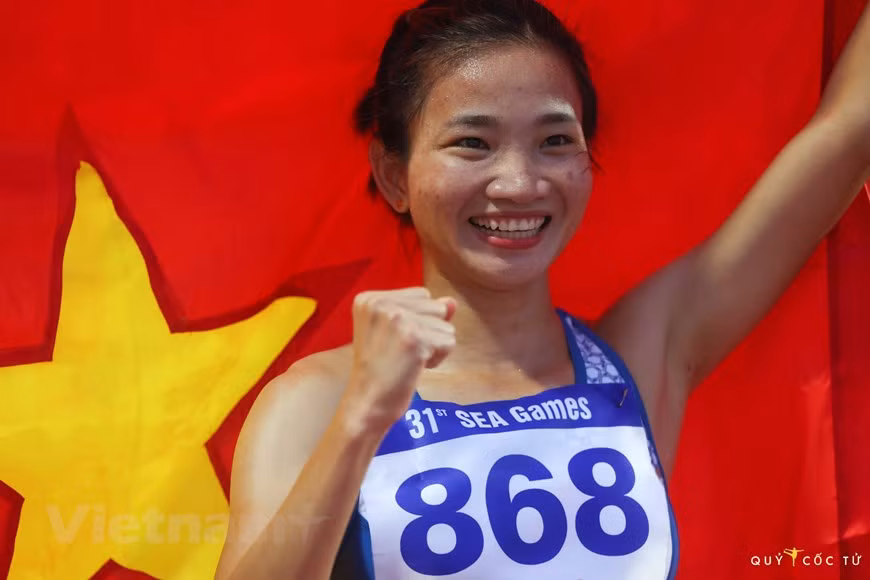 Nguyên Thi Oanh, la fille en or de l’athlétisme vietnamien, a défendu avec succès ses trois médailles d’or au 3.000 m steeple, 1.500 m et 5.000 m, elle a pulvérisé son propre record régional (10 min 00 sec 02) du 3.000 m steeple établi aux SEA Games 30 disputés fin 2019 aux Philippines, grâce à un chrono de 9 min 52 sec 44. Ses efforts ininterrompus ces dernières années, notamment en 2022, ont été récompensés à leur juste valeur. Elle a été reconnue "Meilleure sportive des SEA Games 31". Le président dNguyên Xuân Phuc a décidé de lui attribuer l’Ordre du Travail de 2e classe. Photo : VNPlus