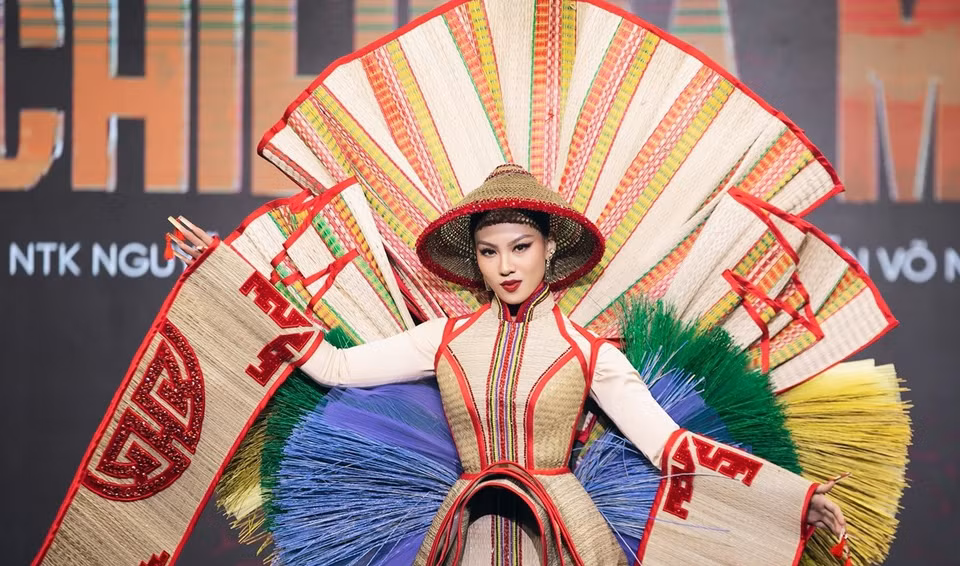 La tenue traditionnelle "Natte de Ca Mau" du styliste Nguyên Quôc Viêt sera portée par la candidate vietnamienne à Miss Univers 2022 prévue le 25 juin à Hô Chi Minh-Ville. Photo: Vietnam+ 