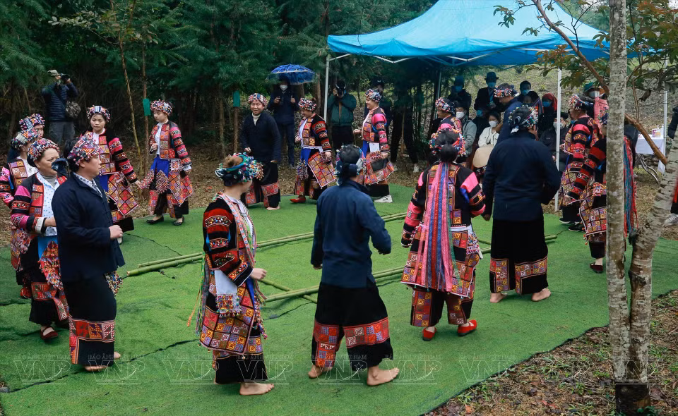 Lô Lô dansant en rythme lors du culte des ancêtres. Photo: VNP 