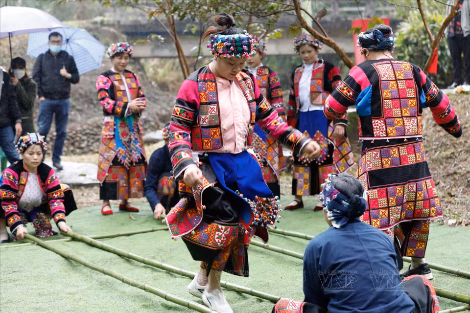 Les rites du culte des ancêtres des Lô Lô constituent une belle culture traditionnelle pour exprimer ses remerciements aux parents, grands-parents et ancêtres. Ils sont d'ailleurs transmis de génération en génération. Il s’agit d’un patrimoine culturel immatériel, traduisant l’identité culturelle des Lô Lô vivant dans la zone frontalière de la province de Hà Giang. Photo: VNP 