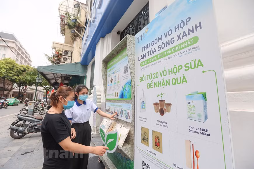 La présidente du groupe TH True Milk, Thai Huong, a déclaré que si les Allemands sont fiers de la marque BMW, et les Japonais de Sony, les Vietnamiens ont le droit d'être fiers du lait frais TH True Milk. Pour produire du lait frais, le groupe TH a fait appel à des technologies de pointe, et à des professionnels de deux groupes multinationaux : Afikim (Israël) spécialisé dans les vaches laitières de reproduction, et Totally Vétérinaires (Nouvelle-Zélande) spécialisé en médecine vétérinaire. Autrefois, le Haut plateau de Phu Quy, province de Nghê An, était un lieu désolé. Depuis 2009, les choses ont changé de façon radicale. De vastes pâtures sont apparues, au service du cheptel laitier des fermes de TH True Milk. –Photo : VNPlus