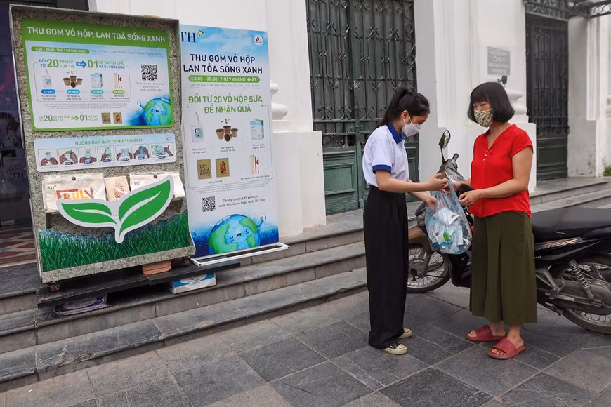 En janvier 2021, ce groupe est devenu l'un des 16 premiers membres à rejoindre Alliance de détaillants pour réduire les sacs en nylon. Il s'agit d'une activité dans le cadre du Projet "Repenser le plastique - Une solution économique circulaire pour les déchets marins", financé par l’Union européenne et le gouvernement allemand et réalisé par l'Agence française de coopération technique internationale au Vietnam. La création de l'alliance est la première initiative visant à rassembler les détaillants et à les aider à trouver une voix commune dans la réduction du plastique à usage unique. C’est une source d'encouragement pour la communauté des détaillants, démontrant un esprit positif d’alliance pour l'environnement et le développement durable stable au Vietnam. Photo : VNPlus
