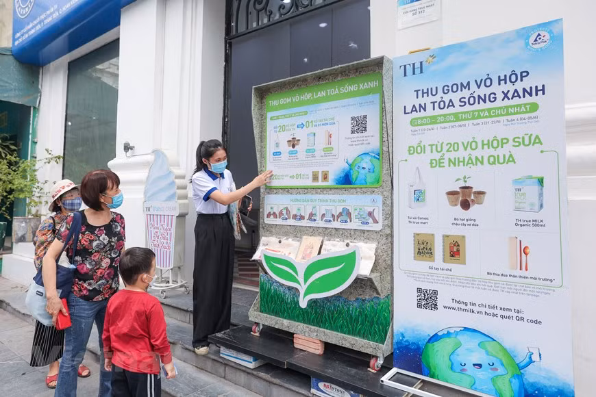 Les clients qui collectent 20 emballages de lait TH recevront des cadeaux spéciaux tels que des sacs en toile canvas, 500 ml de lait frais biologique TH true MILK ou des cuillères et des baguettes écologiques. Notamment, les sacs en toile TH peuvent être utilisés pendant longtemps comme alternative aux sacs en plastique jetables, contribuant à réduire les déchets plastiques dans l'environnement. L'un des points forts de ce programme est le cadeau spécial - lait frais pasteurisé biologique TH true MILK, appliqué les samedi et dimanche 21 et 22 mai. Il s'agit d'un produit issu d'un processus certifié biologique selon la norme européenne CE 834/2007. Photo : VNPlus