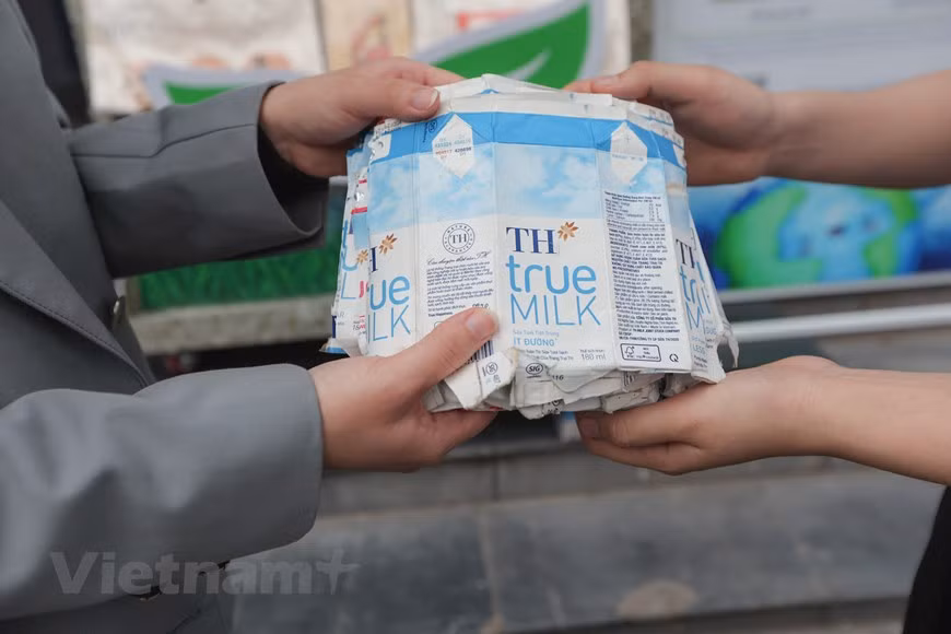 Pour encourager les consommateurs à réduire les sacs en plastique à usage unique lors de leurs achats ou dans leurs activités quotidiennes, le groupe TH a fait don puis officiellement vendu des sacs en toile au TH true mart dans tout le pays depuis octobre 2020. Une partie des revenus de la vente de sacs en toile est reversée par TH aux activités des organisations de protection de la nature au Vietnam. En conséquence, les premiers 100 millions de dôngs ont été versés au budget du projet de surveillance des récifs coralliens du parc national de Cat Ba, ville portuaire de Hai Phong (Nord), prenant ainsi des mesures pour conserver et gérer efficacement cet écosystème. Photo : VNPlus