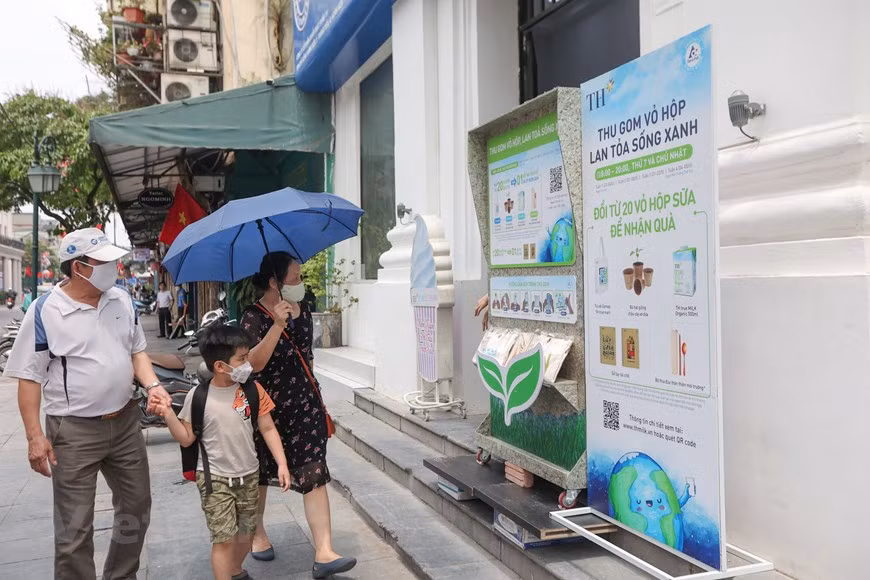 Le projet TH True Milk, qui coûte 1,2 milliard de dollars et couvre 37.000 hectares, est à ce jour le plus grand du secteur agricole vietnamien. L’investissement dans l’élevage, la culture d'herbe et la transformation du lait a fait du groupe TH True Milk la première entreprise au Vietnam capable de se passer des importations. À ce jour, TH True Milk est enregistré dans plus de 60 pays à travers le monde. TH True Milk prévoit d'élever 137.000 vaches en 2017, qui répondront à la moitié de la consommation nationale de lait. En 2020, le cheptel atteint 203.000 têtes, soit la moitié du cheptel laitier national de race. –Photo : VNPlus