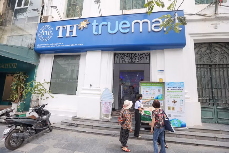 Afin d'encourager les actions de protection de l'environnement, de réduction des déchets et de diffusion d'un mode de vie vert, le groupe laitier TH True Milk organise du 23 avril au 5 juin un programme de collecte et de recyclage des emballages de lait dans ses 20 magasins TH true mart installés à Hanoï et Hô Chi Minh-Ville. TH a développé 72 produits laitiers tels que lait pasteurisé, lait UHT, lait maternisé, yogourt, yaourt à boire, beurre, fromage, glace. Après 9 ans d’exploitation, le groupe TH est devenu l’un des premiers fournisseurs de lait frais au Vietnam, représentant plus de 40% du marché vietnamien du lait frais. Photo : VNPlus