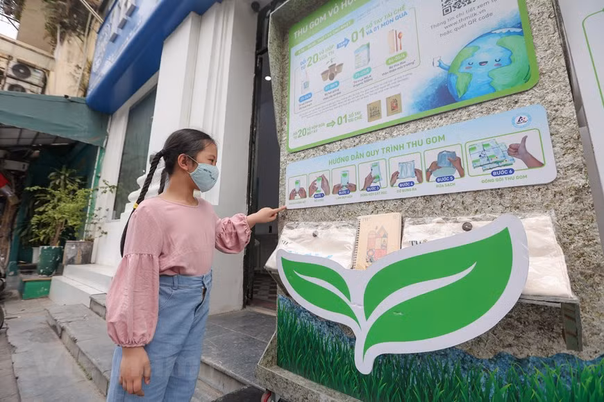 Un représentant du groupe TH déclare que l'environnement est l'un des piliers les plus importants de la politique de développement durable que son groupe a mise en œuvre de manière cohérente et stratégique depuis de nombreuses années. L'activité de collecte des emballages de lait n'est pas une nouveauté pour TH car le groupe est membre fondateur de l'Organisation pour le recyclage des emballages du Vietnam (PRO Vietnam), qui a été créée en juin 2019 dans le but de garantir que tous les colis des membres de cette organisation seront collectés et recyclés d'ici 2030, en vue de réaliser l'aspiration d'un Vietnam vert - propre - beau et les efforts pour promouvoir l'économie circulaire. Photo : VNPlus
