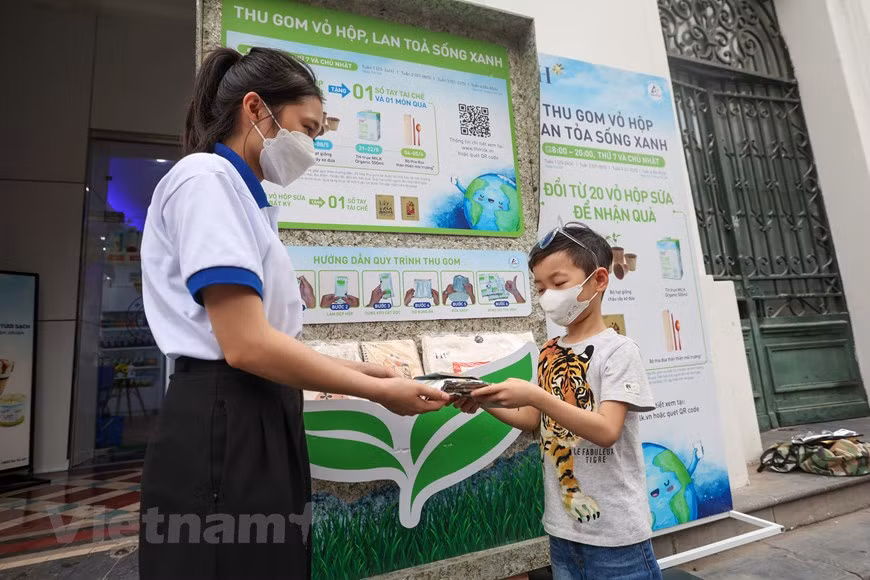 Avec cette activité, le groupe TH souhaite que la communauté puisse participer activement à la protection de l'environnement comme collecte et recyclage des emballages des produits, ce pour contribuer à réduire les déchets et à diffuser un mode de vie vert. Depuis sa création, le groupe a constamment mené des activités de protection de l'environnement, allant de solutions détaillées à des stratégies pionnières orientées vers l'ensemble de la communauté. Plus précisément, depuis mai 2018, le système de magasins TH true mart dans l’ensemble du pays a cessé d'utiliser des sacs en plastique et les a remplacés par des sacs fabriqués à partir de matériaux biosourcés respectueux de l'environnement. Photo : VNPlus