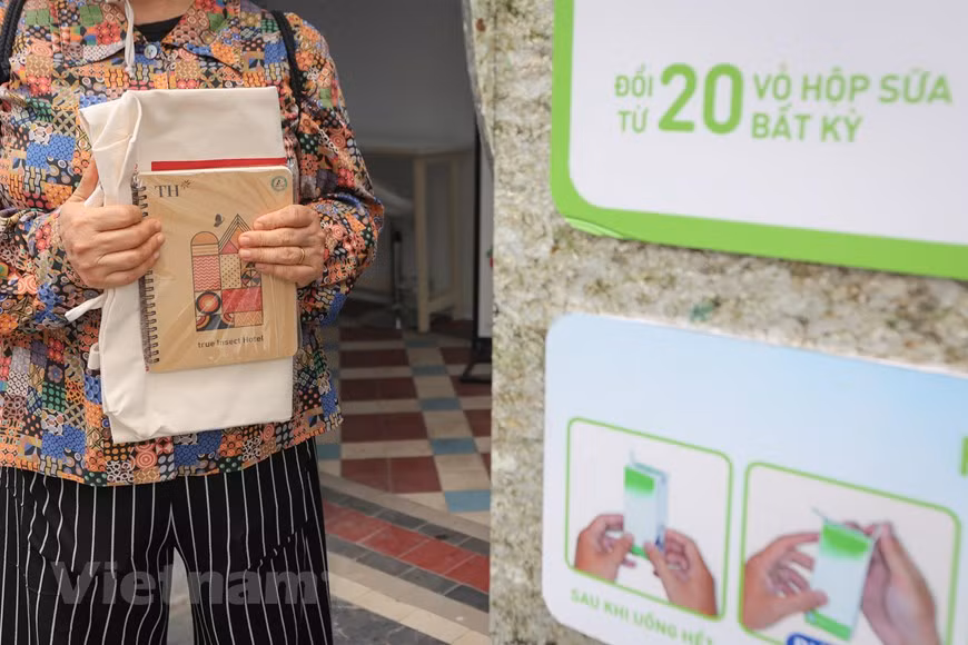 Pour répondre à cette norme, le processus de production de TH true MILK Organic doit respecter strictement la réglementation sur les vaches laitières, l'alimentation, les méthodes de pâturage, les soins de santé pour le troupeau, la production, etc..pour produire du lait biologique frais, pur, sans danger pour la santé humaine . Une fois les emballages de lait collectés, le groupe TH les transférera à Tetra Pak, une entreprise suédo-suisse d’emballages de produits alimentaires et d'origine solutions de traitement. Il est présent dans plus de 160 pays à travers le monde. Ce groupe a une usine implantée dans la province méridionale de Binh Duong. Ses produits servent le marché domestique et sont exportés vers les pays de l’ASEAN, l’Australie et la Nouvelle-Zélande. Photo : VNPlus