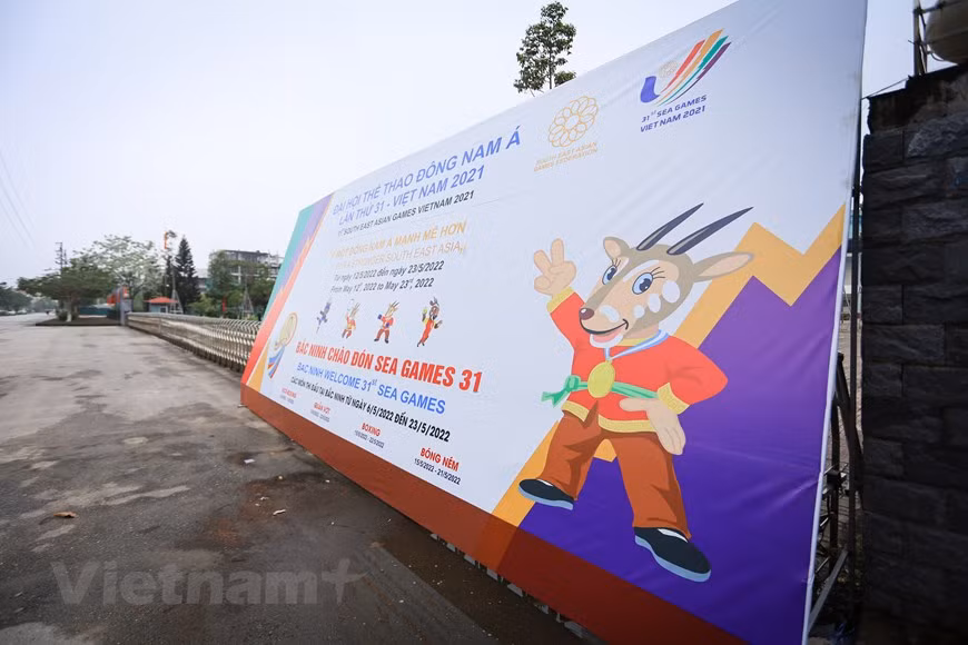 La province septentrionale de Bac Ninh accueillera les épreuves de quatre disciplines dans le cadre des 31es Jeux d’Asie du Sud-Est (SEA Games 31), que sont la boxe, le kickboxing, le tennis et le handball. A ce jour, la localité a presque achevé ses préparatifs pour l’événement sportif régional. Selon le calendrier des SEA Games 31, les épreuves de boxe et de kickboxing se dérouleront du 6 au 22 mai prochain au Gymnase polyvalent provincial de Bac Ninh, situé dans la ville de Bac Ninh. Les épreuves de handball auront lieu à l'Université d'éducation physique et sportive de Bac Ninh, dans la ville de Tu Son. Les épreuves de tennis se dérouleront du 12 au 22 mai dans le Complexe de tennis de la zone urbaine et de services Hanaka, dans la ville de Tu Son, réunissant environ 80 sportifs venus de huit pays. Photo : VNPlus