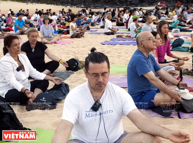 Séance de méditation sur la plage. 