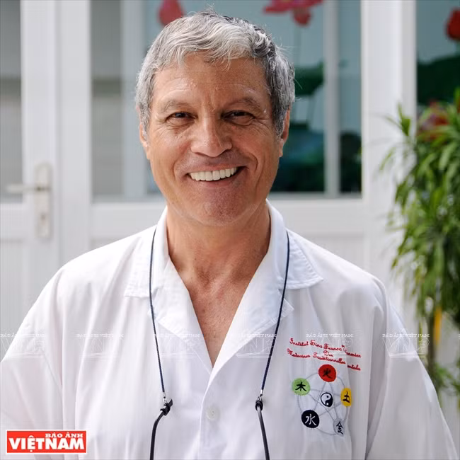 Le médecin français Mézard Marc a passé une trentaine d’années à mener des recherches et propager la médecine traditionnelle vietnamienne.