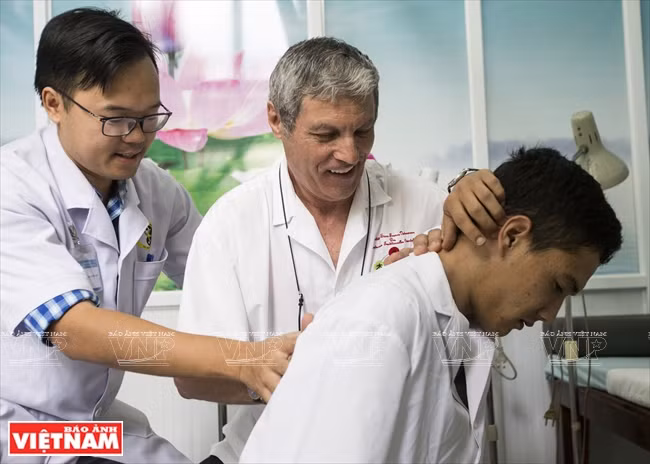 Marc Mézard a la joie de guider des stagiaires étrangers dans la pratique de la médecine traditionnelle vietnamienne. 