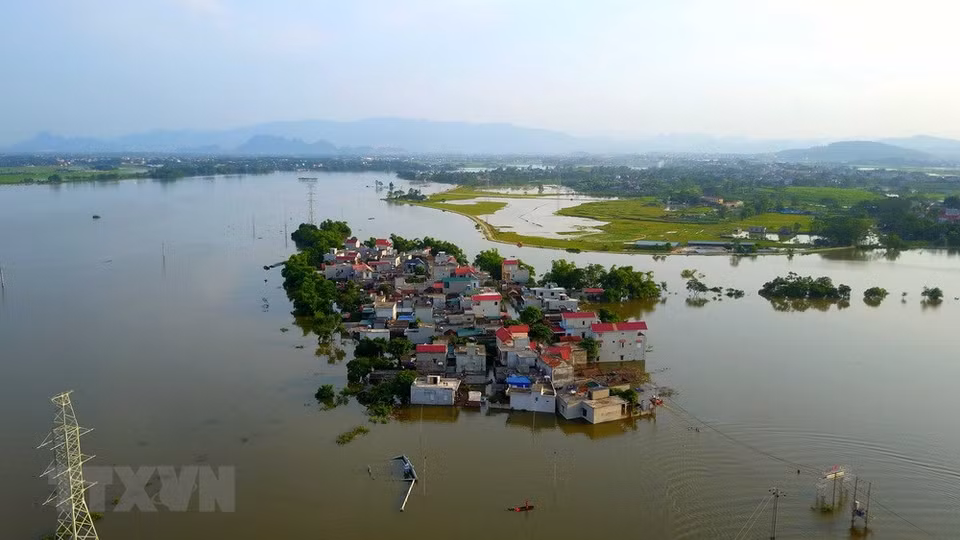  Le hameau de Ben Voi de la commune de Can Huu, district de Quoc Oai est isolé en raison des inondations. 