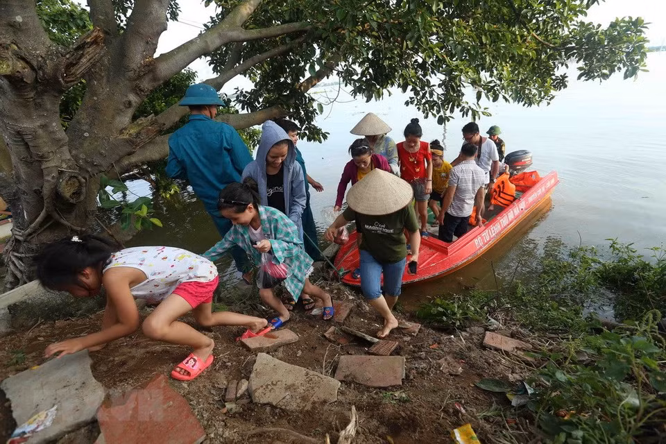  Les autorités compétentes du district de Quoc Oai ont évacué les habitants des zones inondées vers des lieux surs. 