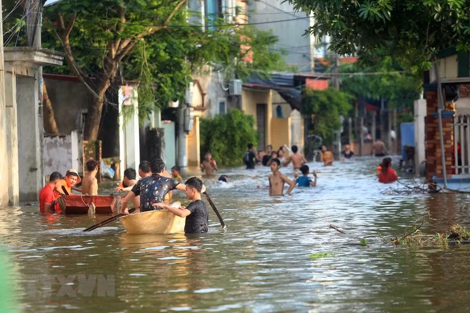  Les hameaux de Can Thuong, Dinh Tu, Ben Voi… des communes de Can Huu et Tuyet Nghia sont submergés sous un mètre d'eau. La vie des habitants est totalement bouleversée. 